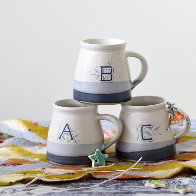 Tasse en Monogramme Céramique Bleue et Blanche Faite à La Main avec Votre Lettre Choisie de L'alphab