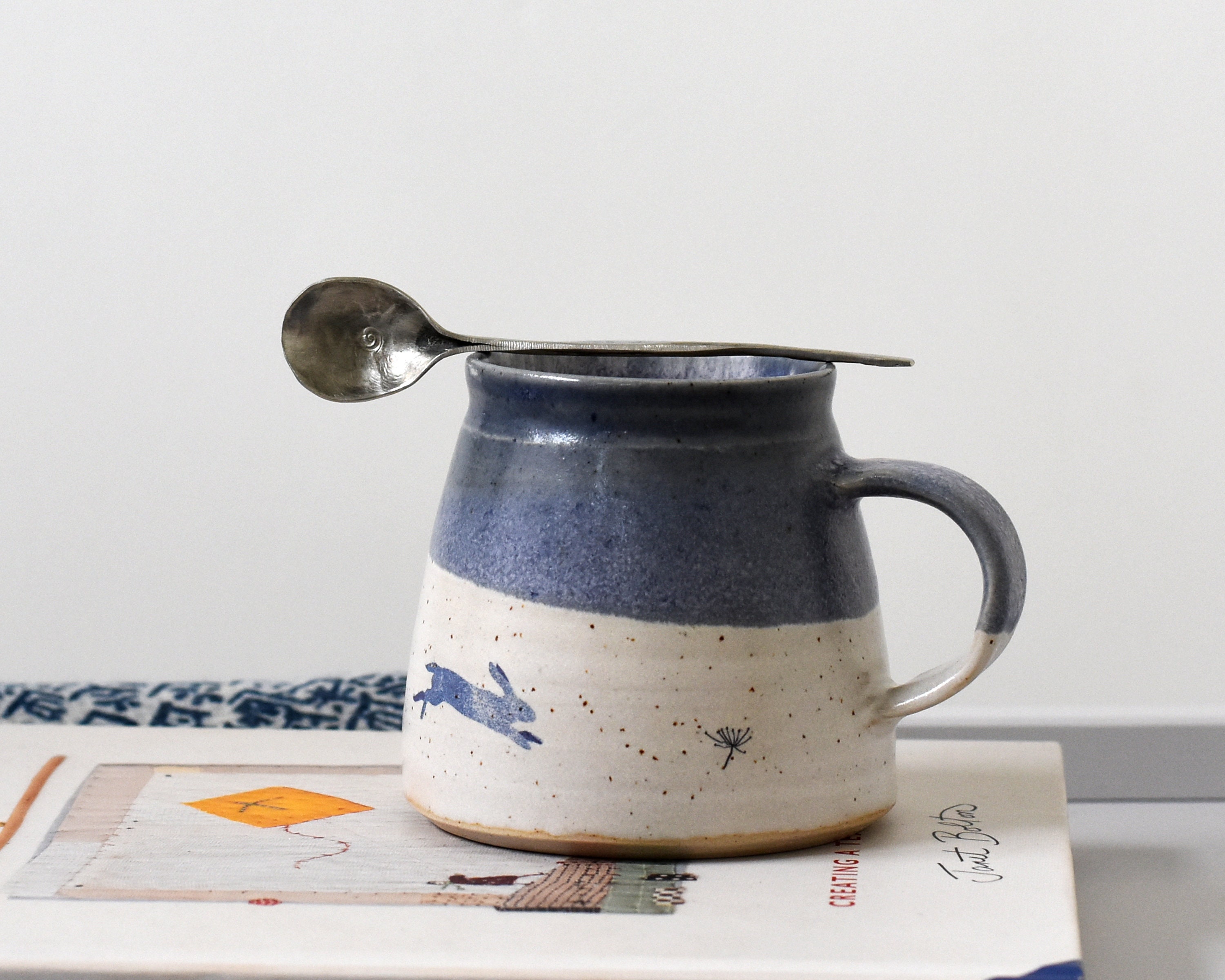Mug en Céramique Fait à La Main avec Lièvre Bondissant Bleu, Mug Bleu et Blanc, Cadeau Pour Les Amat