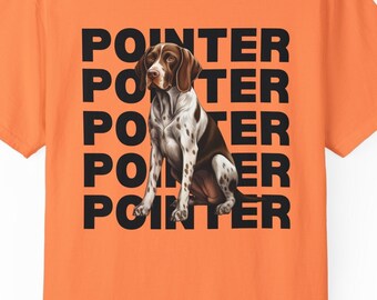 Può includere: T-shirt arancione con illustrazione di un cane Pointer. La parola "POINTER" è impilata verticalmente in nero. Il cane è marrone e bianco. La t-shirt è di colore arancione unito.