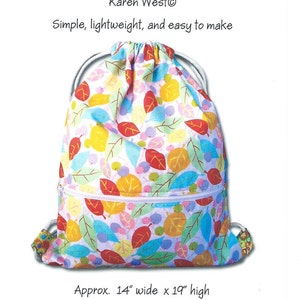 Peut inclure: Sac à dos à cordon de serrage avec un motif de feuilles colorées. Le sac a une poche zippée blanche et des cordons blancs. Le texte "String-along Backpack" et "Simple, lightweight, and easy to make" sont visibles. Le sac mesure environ 35,5 cm de large et 48,3 cm de haut.