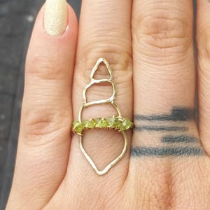 Seashell Ring Peridot Statement Ring Brass Peridot Ring Sterling Silver Peridot Ring August Birthstone Ring Nautical Ring Seashell Jewelry imagen 3