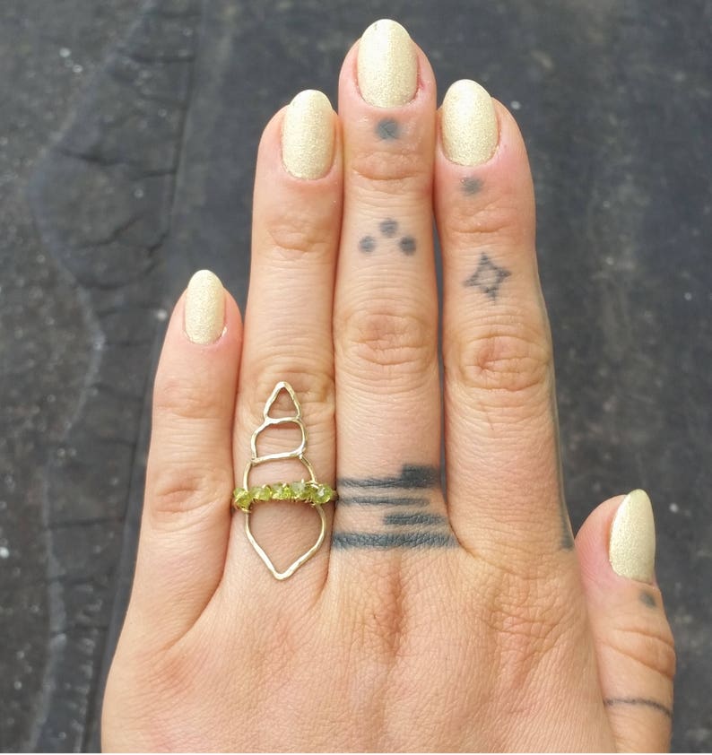 Seashell Ring Peridot Statement Ring Brass Peridot Ring Sterling Silver Peridot Ring August Birthstone Ring Nautical Ring Seashell Jewelry imagen 3