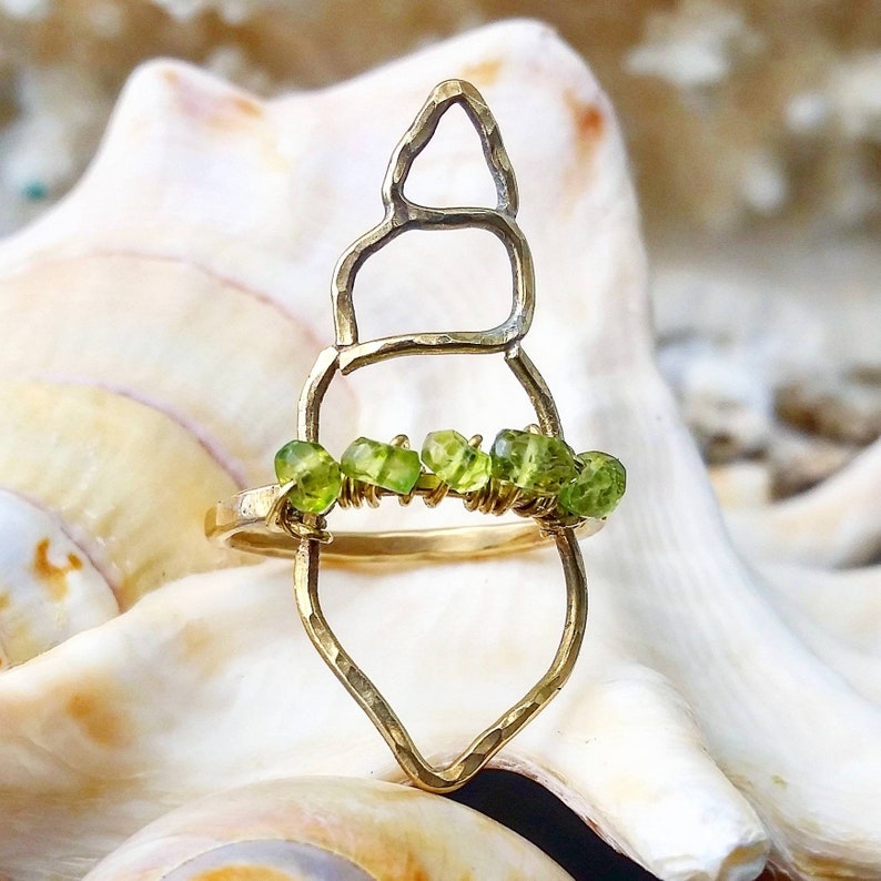 Seashell Ring Peridot Statement Ring Brass Peridot Ring Sterling Silver Peridot Ring August Birthstone Ring Nautical Ring Seashell Jewelry imagen 1