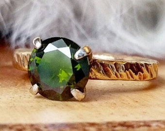 Anillo verde CZ Anillo grande CZ Anillo solitario martillado Anillo de piedra verde oliva Anillo de solitario de plata martillado Piedra verde profunda Piedra verde oscuro