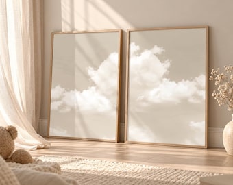 Puede incluir: Dos láminas de arte mural rectangulares en marcos de madera clara, cada una con una imagen de tonos neutros de nubes blancas sobre un cielo beige. Las láminas se muestran una al lado de la otra, exhibiendo una composición visual consistente, aireada y tranquila.
