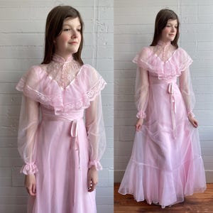 1970s 70s Bubblegum Pink Lace Prairie Gown with Waist Ribbon - XS