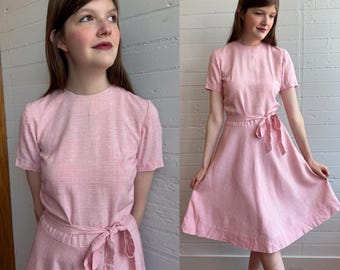 Vestido rosa a cuadros de los años 70 con fajín a juego (talla S/M)