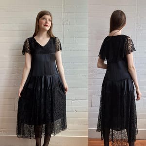 1920er 20er Jahre Schwarzes Gestuftes Kleid aus Seide und Spitze - Medium