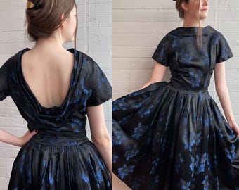 1950er 50er Jahre Brokatkleid in Schwarz und Blau mit Blumenmuster