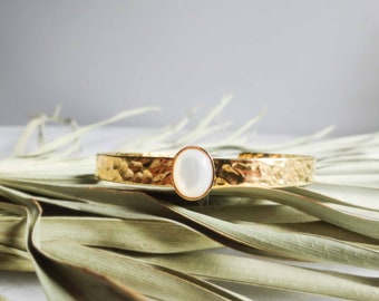 River bangle, white and gold mother-of-pearl beads, elegant, delicate, minimalist, timeless, gift for her, birthday