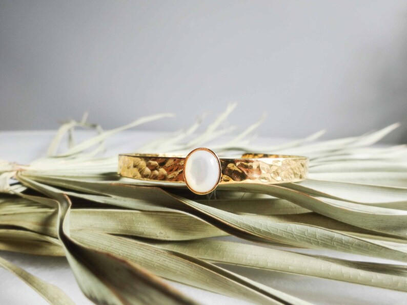 River bangle, white and gold mother-of-pearl beads, elegant, delicate, minimalist, timeless, gift for her, birthday image 1