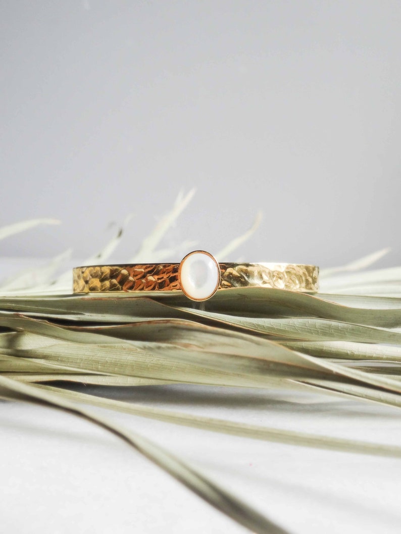 River bangle, white and gold mother-of-pearl beads, elegant, delicate, minimalist, timeless, gift for her, birthday image 3