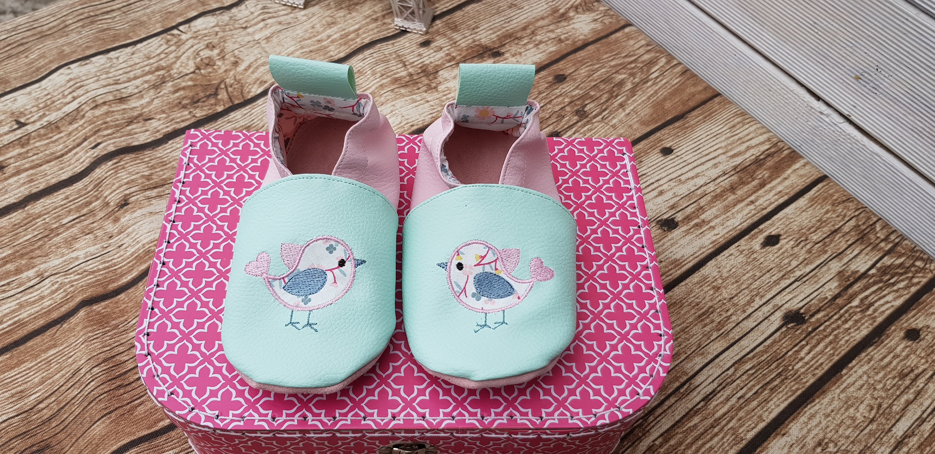 Chaussons bébé en cuir souple et liberty motif chat personnalisables