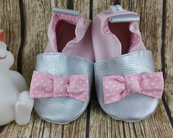 Chaussons souples noeud rose à pois blanc