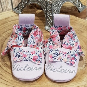 Personalized soft booties for babies and children – Embroidered baby booties with name – Handmade, soft, and unique baby gift idea – Liberty print bow