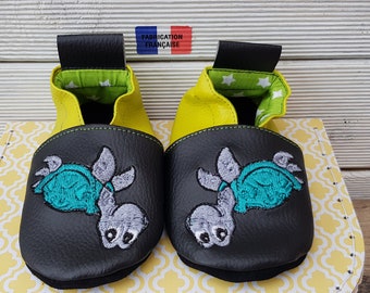 Soft slippers baby slippers, child slippers, to personalize, black leather and anise green turtle, facing the child,