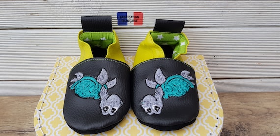 Soft slippers baby slippers, child slippers, to customize, black leather and anise green turtle, facing the child,