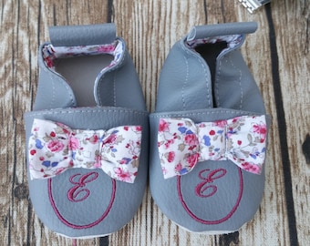 Chaussons souples cuir, simili cuir, chausson bébé, chausson garçon, chausson fille, chausson enfant, chausson personnalisé, nœuds cousus