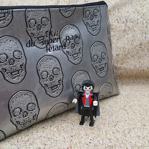 25x17 フェイクレザー トイレタリーバッグ、メンズバッグ、刺繍入り、パーソナライズ、スカル