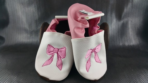 Soft leather slippers, imitation leather, baby slipper, boy slipper, girl slipper, children's slipper, personalized slipper, embroidered bows