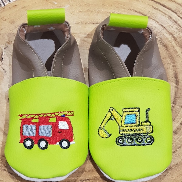 Chaussons souples cuir, chausson bébé,  chausson enfant, camion de pompier et tractopelle, prénom brodé personnalisé