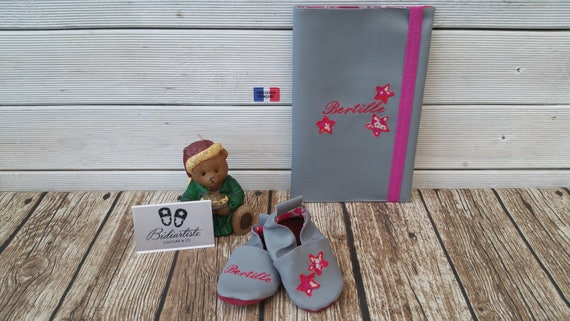 Gift to personalize: slippers and health booklet protection cover, stars, liberty.