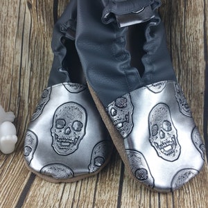 Chaussons souples cuir, chaussons adulte, tête de mort Gris