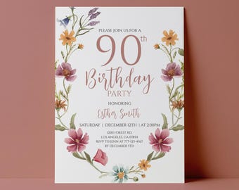 Puede incluir: Una tarjeta de invitación para un 90 cumpleaños sobre fondo blanco con una corona floral de acuarela en tonos rosa, naranja y azul. El texto dice: Please join us for a 90th Birthday Party honoring Esther Smith, sábado 12 de diciembre a las 14:00.