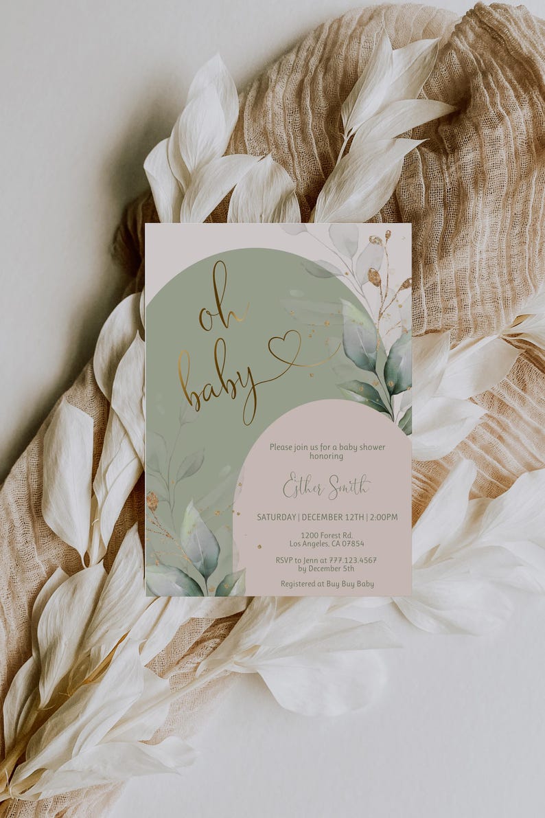 Op de afbeelding: Een rechthoekige uitnodigingskaart voor een babyshower met een saliegroene boog, een zachtroze halve cirkel en aquarel eucalyptusbladeren. De tekst luidt: oh baby, Please join us for a baby shower honoring Esther Smith, ZATERDAG | 12 DECEMBER | 14:00 UUR.