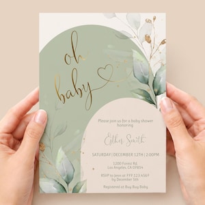 Op de afbeelding: Een rechthoekige uitnodigingskaart voor een babyshower met een saliegroene boog, aquarel eucalyptusbladeren en goudfolie accenten. De tekst luidt oh baby, Please join us for a baby shower honoring Esther Smith, ZATERDAG | 12 DECEMBER | 14.00 UUR.