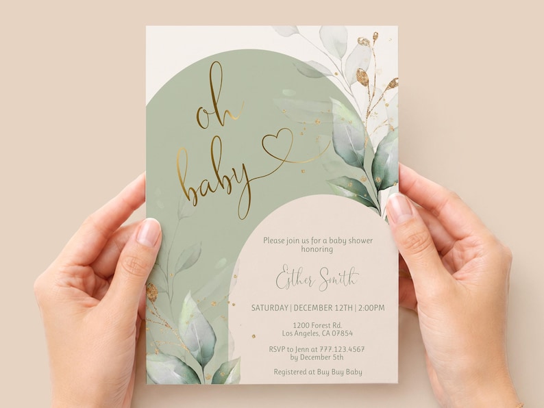 Op de afbeelding: Een rechthoekige uitnodigingskaart voor een babyshower met een saliegroene boog, aquarel eucalyptusbladeren en goudfolie accenten. De tekst luidt oh baby, Please join us for a baby shower honoring Esther Smith, ZATERDAG | 12 DECEMBER | 14.00 UUR.