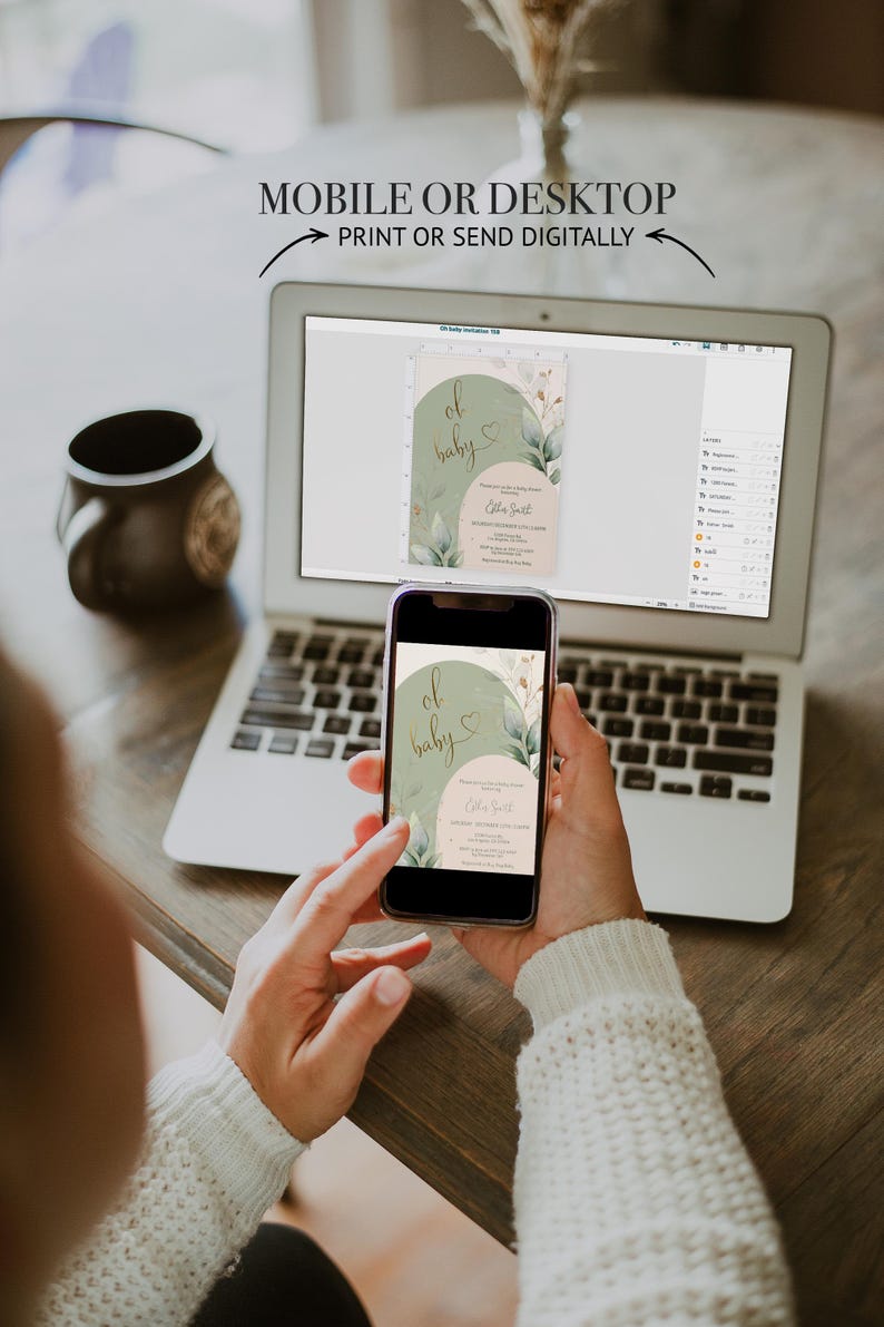 Op de afbeelding: Een digitale uitnodigingssjabloon voor een babyshower weergegeven op een laptopscherm en een smartphone. Het ontwerp bevat saliegroene en zachtroze bogen, botanische bladillustraties en de tekst 'oh baby' in een scriptlettertype met details.