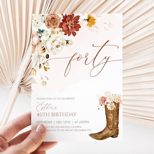 Pu&ograve; includere: Un invito di compleanno con la parola "forty" in elegante calligrafia. Composizioni floreali bianche, marroni e gialle adornano l'angolo in alto a sinistra e uno stivale da cowboy con fiori in basso a destra. L'invito &egrave; tenuto in mano.