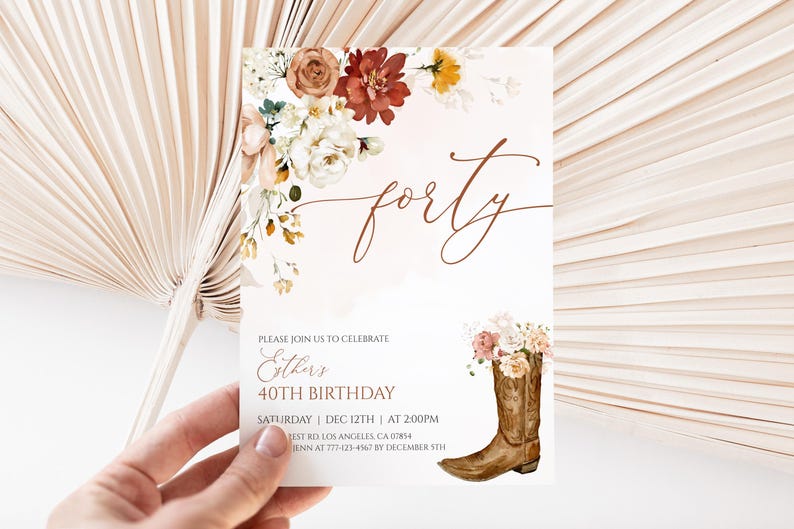 Pu&ograve; includere: Un invito di compleanno con la parola "forty" in elegante calligrafia. Composizioni floreali bianche, marroni e gialle adornano l'angolo in alto a sinistra e uno stivale da cowboy con fiori in basso a destra. L'invito &egrave; tenuto in mano.
