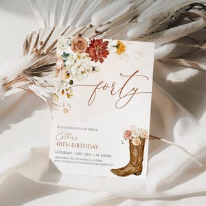 Pu&ograve; includere: Biglietto d'invito a tema floreale con la parola "forty" in elegante calligrafia. Presenta un'illustrazione ad acquerello di uno stivale da cowboy pieno di fiori. Sono inclusi i dettagli per una festa di 40 anni.