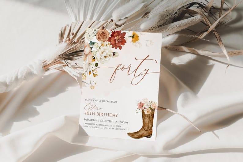 Pu&ograve; includere: Biglietto d'invito a tema floreale con la parola "forty" in elegante calligrafia. Presenta un'illustrazione ad acquerello di uno stivale da cowboy pieno di fiori. Sono inclusi i dettagli per una festa di 40 anni.