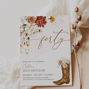 Pu&ograve; includere: Un biglietto d'invito per il compleanno con la parola "forty" in corsivo. La carta presenta una composizione floreale e uno stivale da cowboy con fiori. Il testo recita "40&deg; compleanno di Esther".