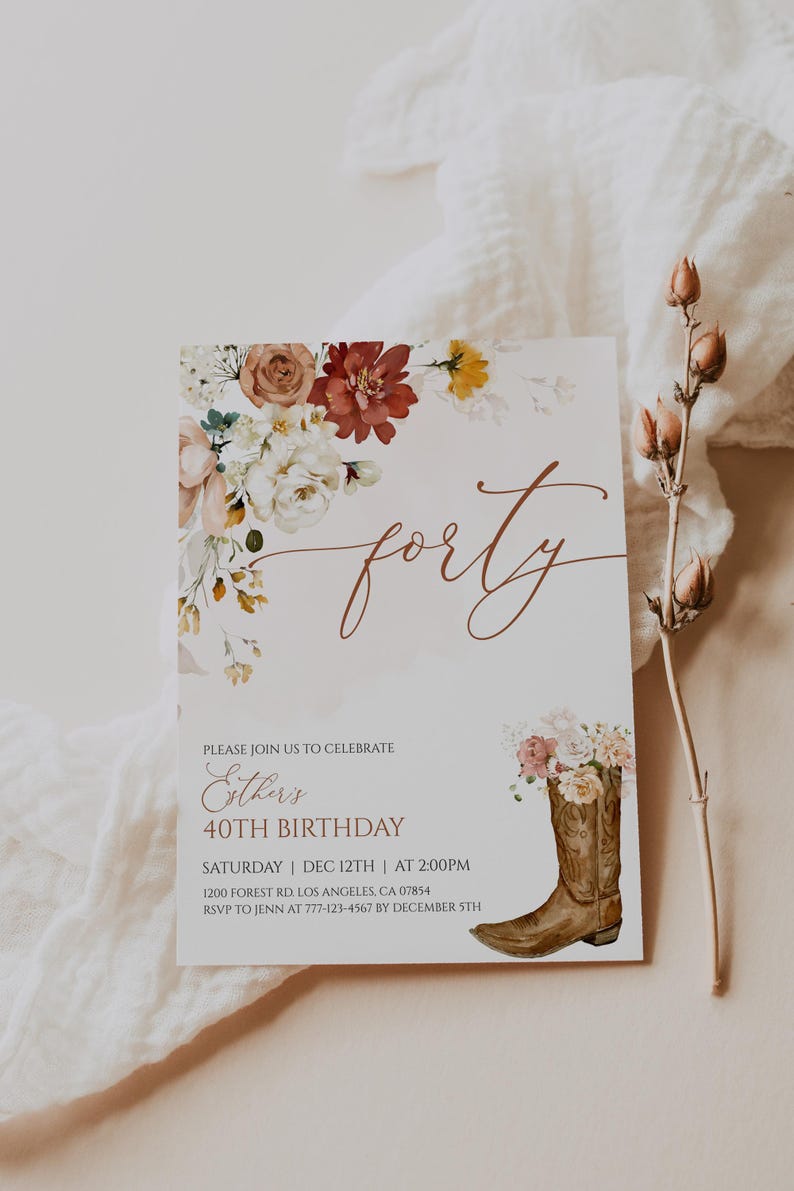 Pu&ograve; includere: Un biglietto d'invito per il compleanno con la parola "forty" in corsivo. La carta presenta una composizione floreale e uno stivale da cowboy con fiori. Il testo recita "40&deg; compleanno di Esther".
