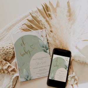 Op de afbeelding: Een babyshower uitnodigingssjabloon met saliegroene bogen, gouden scripttekst 'oh baby' en botanische illustraties. Het ontwerp wordt getoond op een gedrukte kaart en een smartphonescherm, vergezeld van instructies met het label 'HOW IT WORKS'.