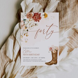 Pu&ograve; includere: Invito floreale per il 40&deg; compleanno con la parola "forty" in corsivo color rame. L'invito include uno stivale da cowboy con fiori e il testo "Please join us to celebrate Esther's 40th Birthday".