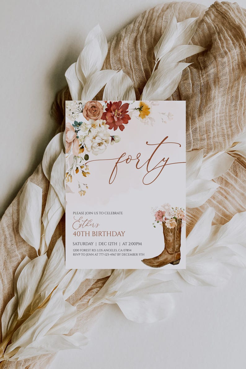 Pu&ograve; includere: Invito floreale per il 40&deg; compleanno con la parola "forty" in corsivo color rame. L'invito include uno stivale da cowboy con fiori e il testo "Please join us to celebrate Esther's 40th Birthday".