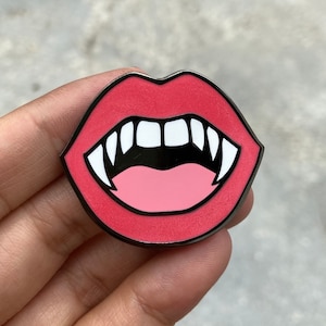 Épingles en émail lèvres de vampire