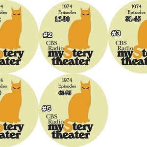 Puede incluir: Cinco diseños circulares con una silueta de gato naranja con ojos brillantes. Cada diseño tiene el texto "1974 Episodes" y un rango de números de episodios, junto con "CBS Radio my Mystery Theater".
