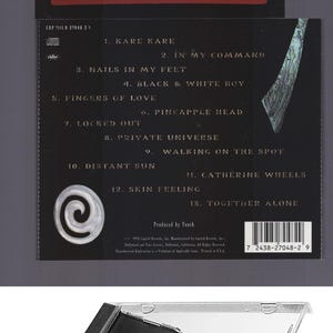 Puede incluir: Un juego de tres tazas de cerámica con un acabado mate moteado. Las tazas son de color crema, gris claro y gris oscuro. Cada taza tiene un diseño simple y minimalista y un asa redondeada.