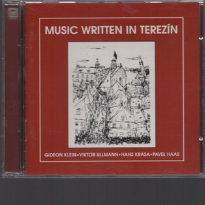 以下が含まれることがあります： 赤いCDケースで、白文字で「MUSIC WRITTEN IN TEREZÍN」と書いてあります。前面のカバーには、白黒の都市のシルエットが描かれています。ケースの下部には、白文字で「GIDEON KLEIN - VIKTOR ULLMANN - HANS KRÁSA - PAVEL HAAS」と書いてあります。