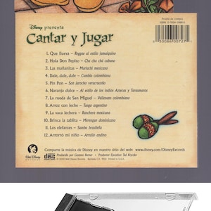 Op de afbeelding: Een Disney CD getiteld "Cantar y Jugar" met Mickey Mouse op de cover, die maracas vasthoudt. De CD-hoes is open en onthult de zwarte schijf binnenin. De achterkant bevat de songtitels.