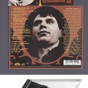 Op de afbeelding: Een open CD-hoesje met de albumhoes van John Fahey's "Days Have Gone By". De sepia-kleurige illustratie toont een man met een gitaar. De binnenkant van de hoes is zwart.