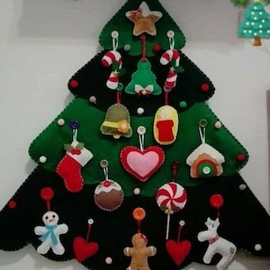 Christmas tree . Albero di Natale realizzato in pannolenci e con soggetti natalizi imbottiti