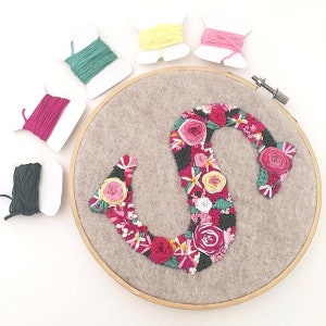 Aro de bordado para decoração de parede com letras florais