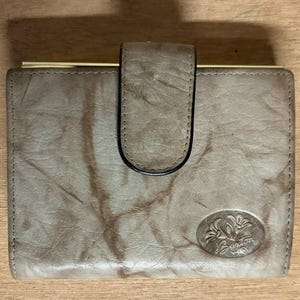 Monedero y tarjetero Buxton para mujer, de piel de vacuno de grano superior, color tostado/beige, con diseño de mármol.